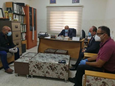 محافظ جنين يزور قرية طورة لمتابعة الوضع الصحي فيها